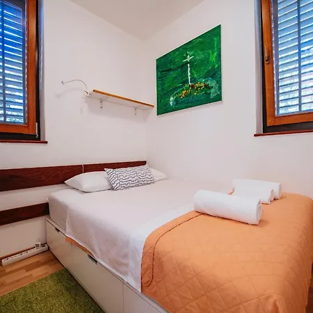 Casa vacanze Apartment In Posedarje By The Beach