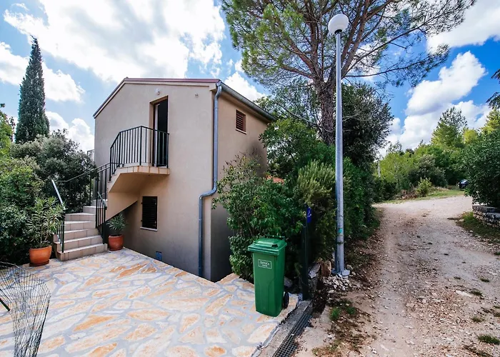Apartment In Posedarje By The Beach Casa vacanze