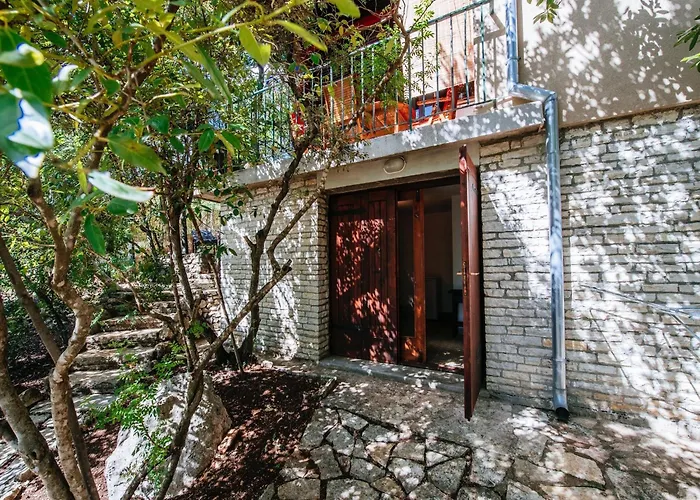 Apartment In Posedarje By The Beach بيت للعطل بوسيدارجي