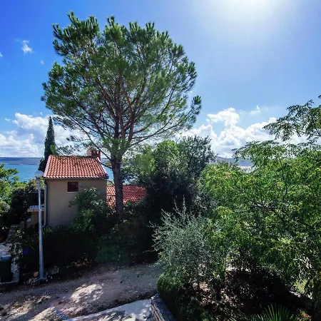 Apartment In Posedarje By The Beach 度假居 *