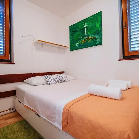 Apartment In Posedarje By The Beach 度假居 *